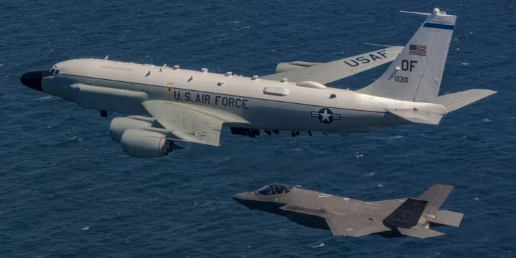 RC-135V y F-35A vuelan juntos en maniobras de guerra electrónica