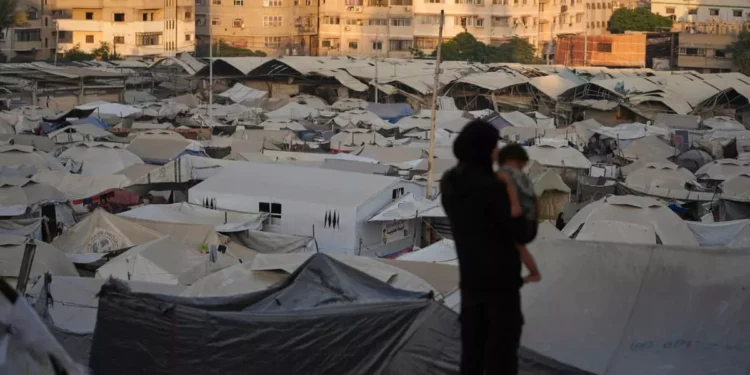 Un campamento de tiendas de campaña para palestinos desplazados se extiende a lo largo de la ciudad de Gaza, el domingo 3 de agosto de 2025. (AP Foto/Jehad Alshrafi)