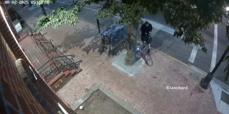 Sospechoso de vandalismo en sinagoga de Victoria sigue prófugo