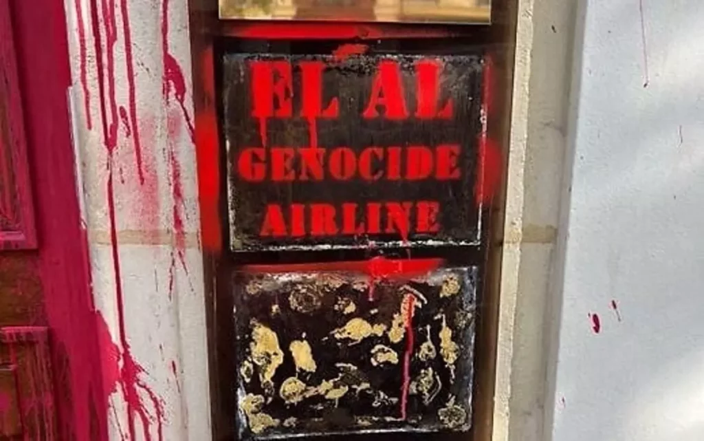 Vandalizan oficinas de El Al en París con grafitis anti-Israel