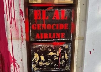 Vandalizan oficinas de El Al en París con grafitis anti-Israel