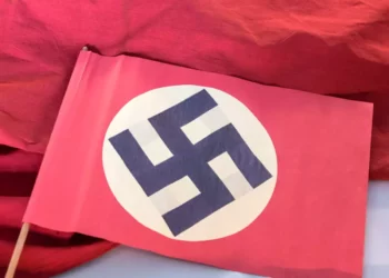 Político belga se disculpa después de que foto comprometedora lo muestra envuelto en la bandera nazi