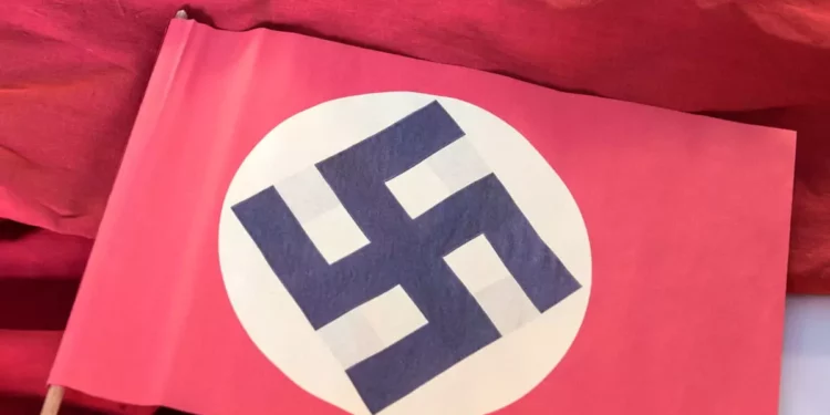 Político belga se disculpa después de que foto comprometedora lo muestra envuelto en la bandera nazi