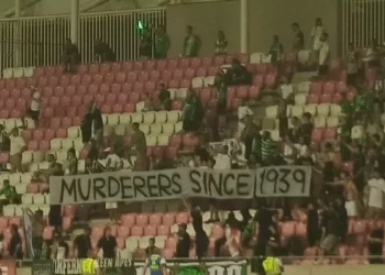 Aficionados del Maccabi Haifa muestran pancarta “Asesinos desde 1939” en partido contra el equipo polaco
