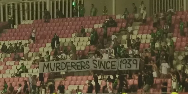 Aficionados del Maccabi Haifa muestran pancarta “Asesinos desde 1939” en partido contra el equipo polaco