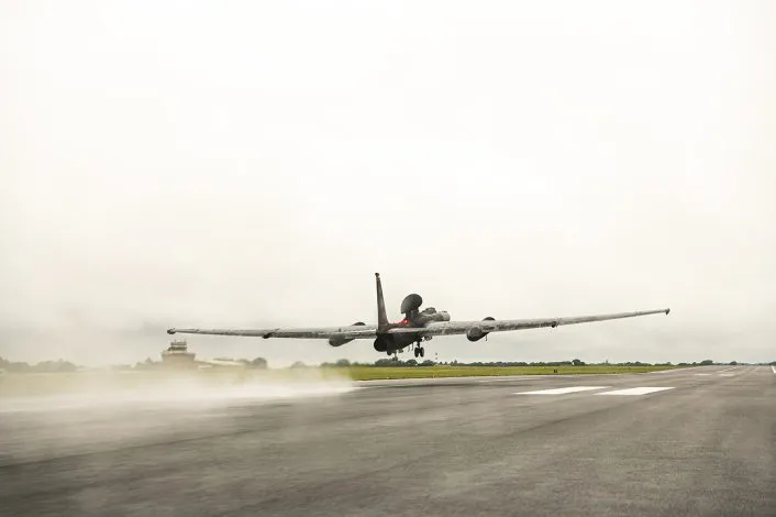 Un U-2 Dragon Lady despegó desde la pista de la base RAF Fairford, en Inglaterra, el 8 de julio de 2020. Las aeronaves U-2 asignadas al 9º Ala de Reconocimiento, con base en Beale, California, se encuentran actualmente desplegadas en RAF Fairford como parte del 99º Escuadrón Expedicionario de Reconocimiento. (Fotografía de la Fuerza Aérea de EE. UU., tomada por el aviador de primera clase Eugene Oliver).